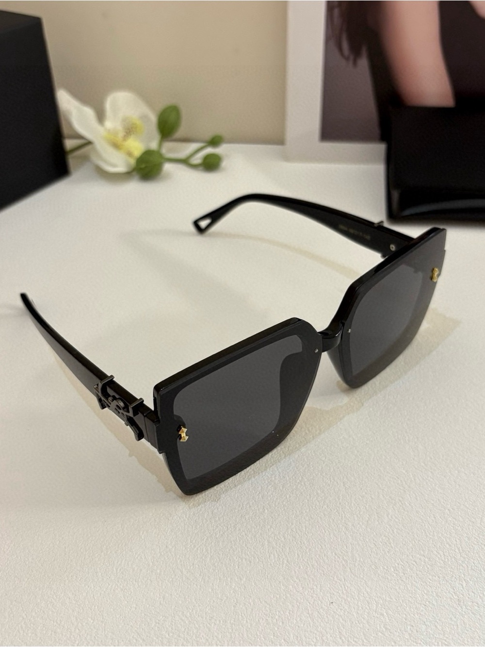 Black Women's Square Sunglasses - Unbranded Chic Shades